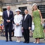 　訪問先のオランダで、ウィレムアレクサンダー国王夫妻と歓迎式典に出席された天皇、皇后両陛下＝１７日、アムステルダム（代表撮影・共同）