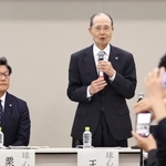 　「野球の未来を考える議員連盟」の臨時総会に参加したプロ野球ソフトバンクの王貞治球団会長（右）と日本ハムの栗山英樹ＣＢＯ＝１７日、東京・永田町