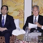 　森英介衆院議長（右）と関口昌一参院議長＝１０日、国会