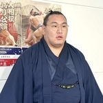 　羽田空港に帰国し、取材に応じる横綱豊昇龍＝１７日