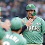 　２回、先制２ランを放ち、ナインに迎えられる阪神・大山＝甲子園