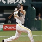　９日の阪神戦で、通算１００本塁打となる先制２ランを放つソフトバンク・栗原＝みずほペイペイドーム