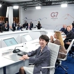 　Ｇ７サミットの討議に臨む高市首相＝１７日、フランス東部エビアン（共同）