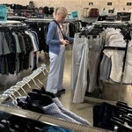 　米国の小売店の様子＝８日、イリノイ州（ＡＰ＝共同）