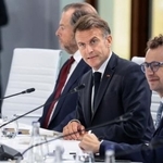 　米アンソロピックのダリオ・アモデイＣＥＯ（手前）とＧ７サミットの昼食会に臨むフランスのマクロン大統領＝１７日、フランス東部エビアン（ロイター＝共同）