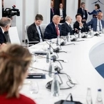 　米オープンＡＩのサム・アルトマンＣＥＯ（手前から５人目）らも出席して開かれたＧ７サミットの昼食会。右から２人目は高市首相＝１７日、フランス東部エビアン（ロイター＝共同）