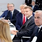 　最終日の討議に臨むフランスのマクロン大統領（右手前から２人目）とトランプ米大統領（同３人目）ら。Ｇ７サミットはウクライナ、中東など地域情勢に関する共同声明を出した＝１７日、フランス東部エビアン（共同）