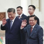 　歓迎式典に臨む中国の習近平国家主席（手前左）とミャンマー親軍政権の大統領を務めるミンアウンフライン氏（同右）＝１６日、北京の人民大会堂（共同）