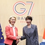 　会談で握手を交わす高市首相（右）とＥＵのフォンデアライエン欧州委員長＝１７日、フランス東部エビアン（代表撮影・共同）