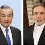 　中国の王毅外相（左）、イランのアラグチ外相（ゲッティ＝共同）