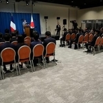 　Ｇ７サミットを終え、記者会見する高市首相（左奥）。各国首脳の移動に伴う交通規制の影響で多くの記者が会場に移動できず、少人数での開催となった＝１７日、フランス東部アルシャン（共同）