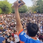 　インド・プネで、架空の政党「ゴキブリ人民党（ＣＪＰ）」の集会に駆けつけた大勢の参加者＝１１日（ディプケ氏のＸから、共同）