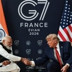 　会談で握手を交わすトランプ米大統領（右）とインドのモディ首相＝１７日、フランス東部エビアン（ロイター＝共同）