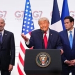 　Ｇ７サミットの閉幕後、記者会見するトランプ米大統領（中央）＝１７日、フランス東部エビアン（ＡＰ＝共同）