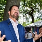 　米ワシントンで記者団の取材に応じる「フリーダム２５０」のキース・クラックＣＥＯ＝１７日（共同）