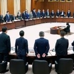 　国民投票法の改正案を賛成多数で可決した衆院憲法審査会＝１８日午前