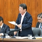 　参院外交防衛委員会で答弁する茂木外相（中央）＝１８日午後