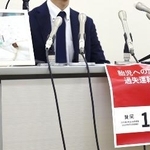 　昨年９月、初公判後に妻沙也香さん（右）、長女日七未ちゃん（左）の写真を掲げ記者会見する研谷友太さん＝愛知県一宮市