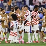 　パラグアイに勝利し喜ぶ米国の選手たち＝１２日、ロサンゼルス（共同）