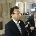 　国会で記者団の取材に応じる公明党の西田幹事長＝３日