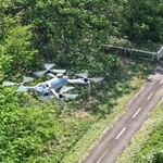 　北海道新十津川町でデモ飛行する、クマ対策などに使われるＫＤＤＩのドローン＝２日