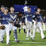 　交流戦初優勝を決め、笑顔で引き揚げる西武ナイン＝１６日、甲子園