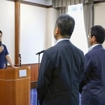 　大阪副首都整備方針検討チームの発足式で訓示する大阪府の吉村洋文知事＝１８日午前、大阪府庁