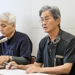 　記者会見する市民団体事務局の岸直人さん（右）ら＝１８日午後、広島市