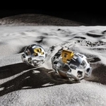 　「ＳＯＲＡ-Ｑ（ソラキュー）」の変形前（左）と変形後（右）の想像図（ＪＡＸＡ／タカラトミー／ソニーグループ（株）／同志社大提供）