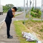 　事故現場で献花し、手を合わせる「北都交通」の佐藤晃彦社長（手前）ら＝１８日午後、北海道八雲町