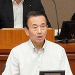 　静岡県議会本会議で発言する鈴木康友知事＝１８日午前