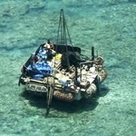 　南シナ海スカボロー礁で確認された構造物（フィリピン沿岸警備隊提供・共同）