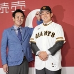 　入団記者会見し、写真撮影に応じる巨人の小笠原（右）＝１８日、東京ドーム