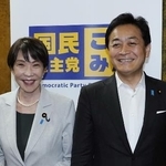 　２０２６年度補正予算案が衆院を通過し、国民民主党の玉木雄一郎代表（右）にあいさつに訪れた高市早苗首相＝４日、国会