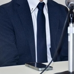 　判決後に記者会見する研谷友太さん＝１８日午後、愛知県一宮市