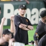 　練習を見つめる巨人・橋上監督代行＝東京ドーム