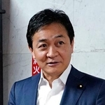 　記者団の取材に応じる国民民主党の玉木代表＝１８日午前、国会