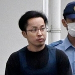 　送検のため栃木県警下野署を出る窪谷優生容疑者＝１８日午前８時１３分