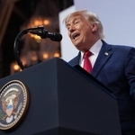 　１７日、Ｇ７サミットの閉幕後、フランス東部エビアンで記者会見するトランプ米大統領（ＡＰ＝共同）