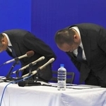 　記者会見で謝罪するモンテディオ山形の相田健太郎社長（右）＝４月、山形県天童市