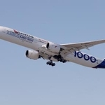 　ロンドンなどへの直行便の飛行試験をするカンタス航空機＝２０２２年５月、オーストラリア・シドニー（ゲッティ＝共同）