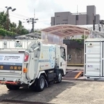 　バッテリーの交換装置へ向かうゴミ収集の電気自動車＝１８日午後、横浜市