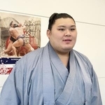 　大相撲パリ公演を終えて帰国し、取材に応じる大の里＝１８日、羽田空港