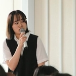 　パラオの戦争遺構を訪れた報告をする弘前大の野村杏奈さん＝１８日午後、青森県弘前市