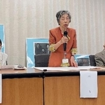 　空襲連の記者会見で、救済法の早期成立を訴える河合節子さん（中央）ら＝１８日午後、東京都内