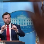 　記者会見するバンス米副大統領＝１８日、ワシントン（ＡＰ＝共同）