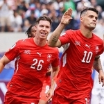 　スイス-ボスニア・ヘルツェゴビナ　試合終了間際、チーム４点目となるＰＫを決め喜ぶスイスのシャカ（右）＝ロサンゼルス（ロイター＝共同）