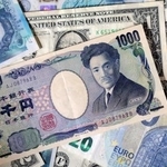 　円、ドル、ユーロなどの紙幣（ロイター＝共同）