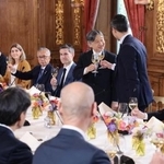 　オランダのイェッテン首相主催の昼食会に臨まれる天皇陛下＝１８日、ハーグのマウリッツハイス美術館（代表撮影・共同）