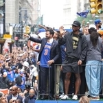 　米プロバスケットボールＮＢＡで優勝したニックスのパレードに参加する選手ら＝ニューヨーク（ＮＢＡＥ・ゲッティ＝共同）